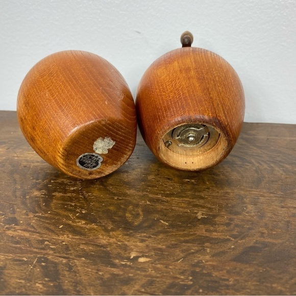 Vintage wooden Apple shakers pepper grinder and salt shaker - Picture 4 of 9